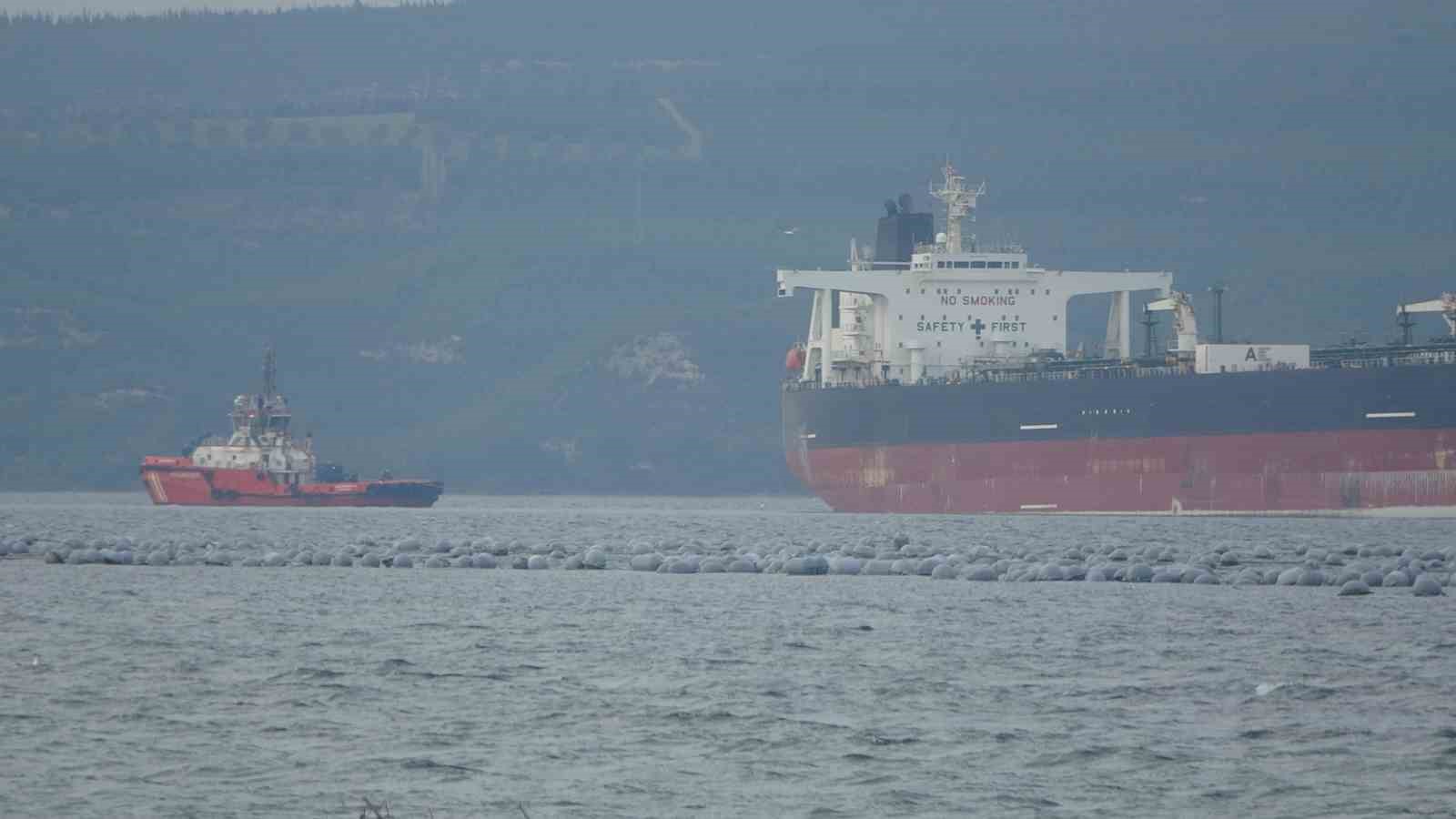 &Ccedil;anakkale Boğazı&rsquo;ndan ge&ccedil;en tanker jenerat&ouml;r arızası yaptı

