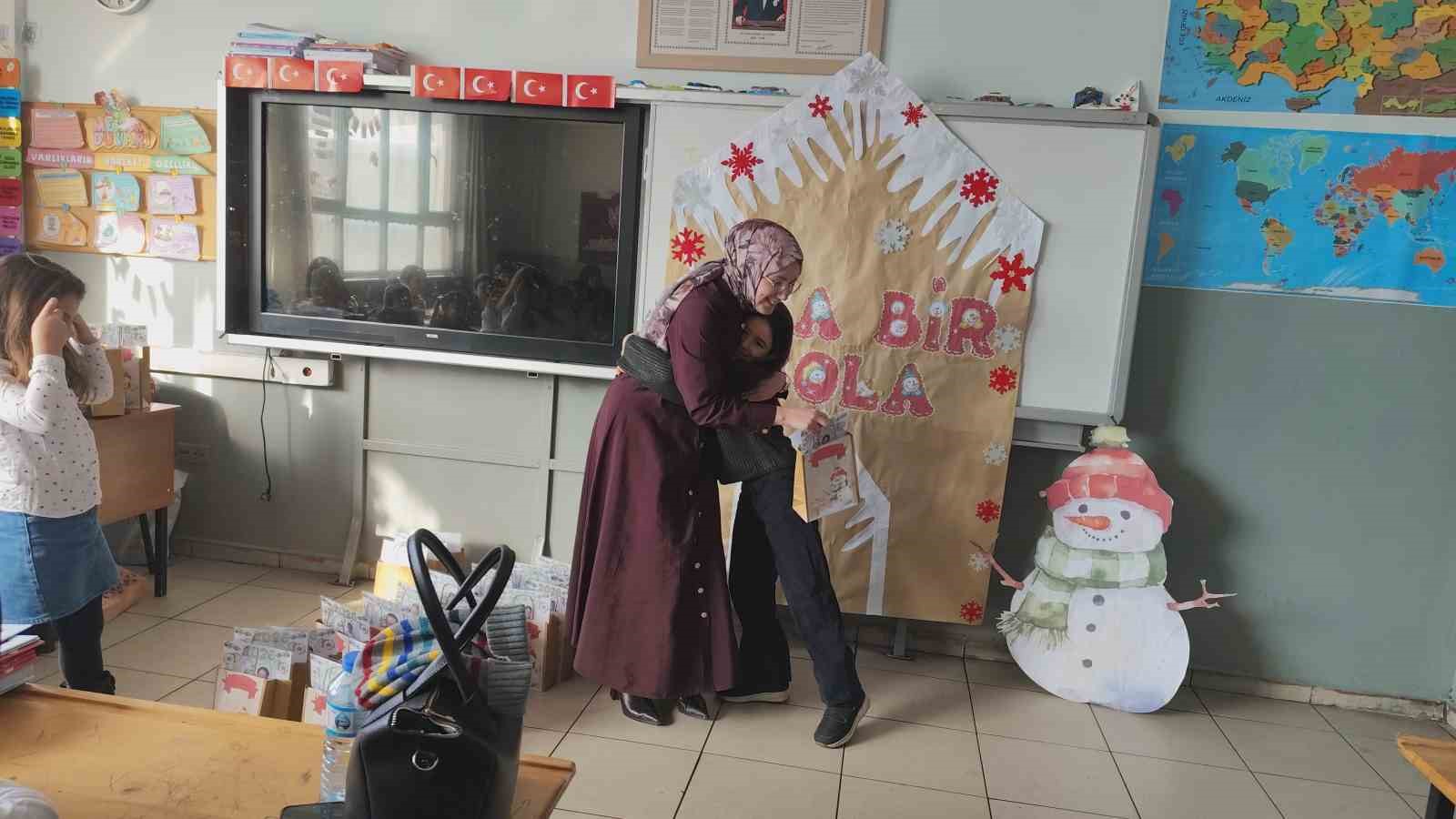 Erciş’te öğrencilerin karne sevinci