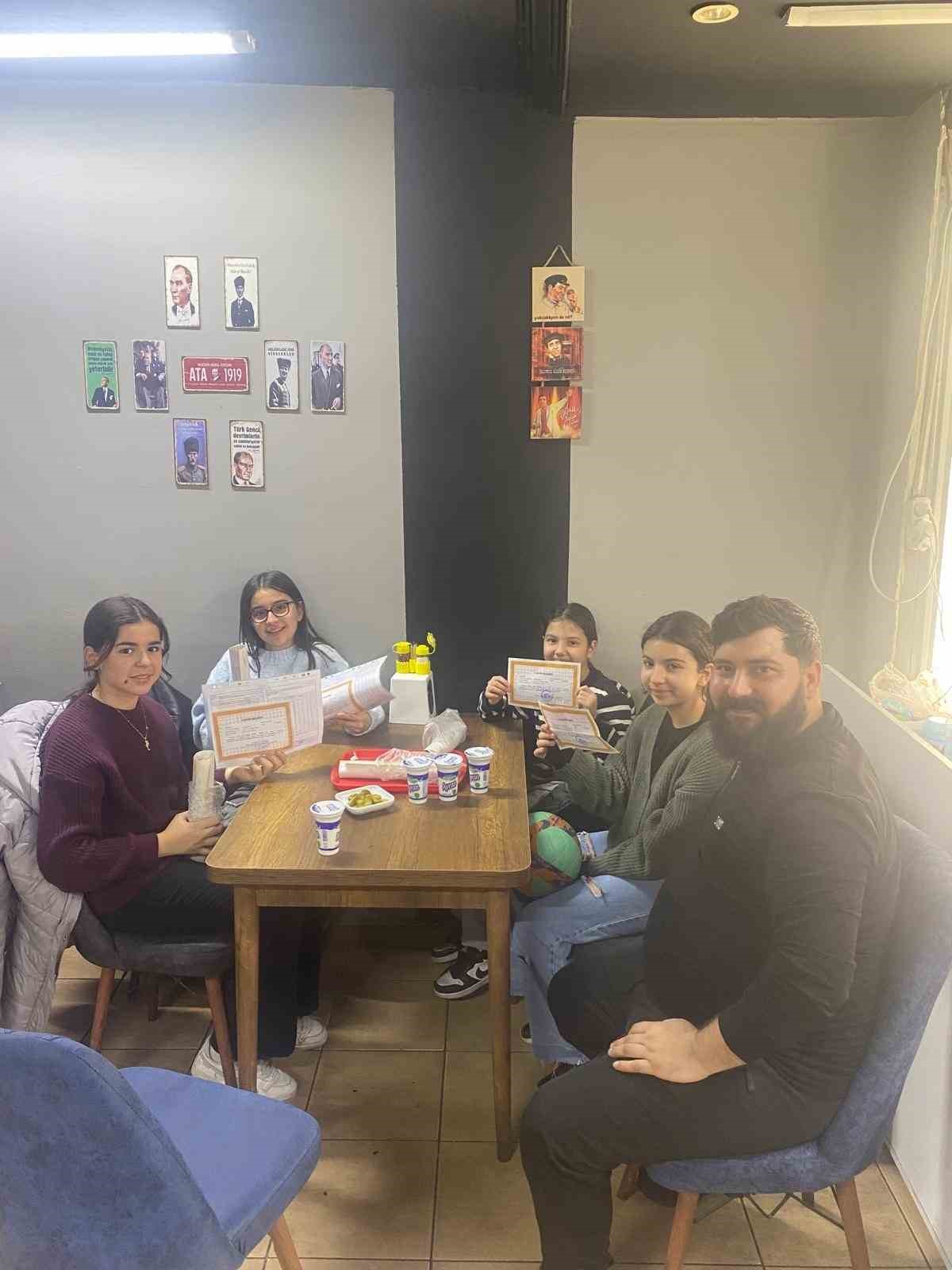 Takdir belgesi alan &ouml;ğrencilere &uuml;cretsiz d&ouml;ner s&uuml;rprizi
