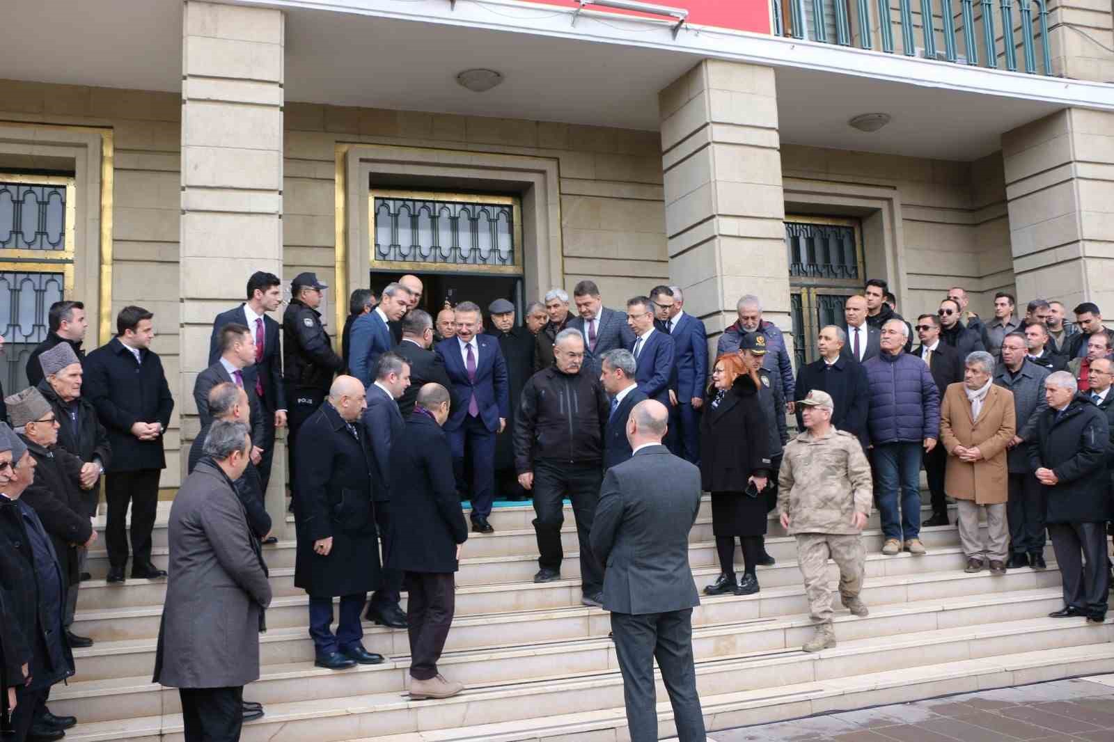 Vali H&uuml;seyin Aksoy, g&ouml;rev s&uuml;resinin dolmasıyla valilik makamından ayrıldı

