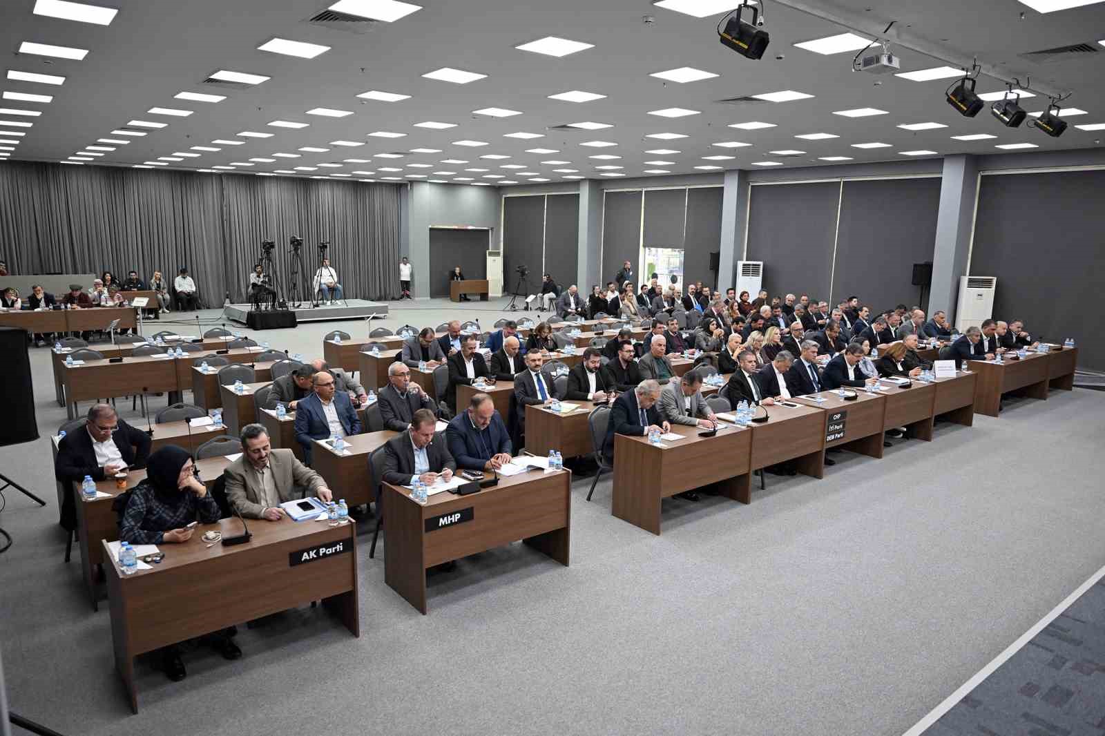 Mersin B&uuml;y&uuml;kşehir Meclisinde 2,5 milyar TL&rsquo;lik bor&ccedil;lanma tartışıldı
