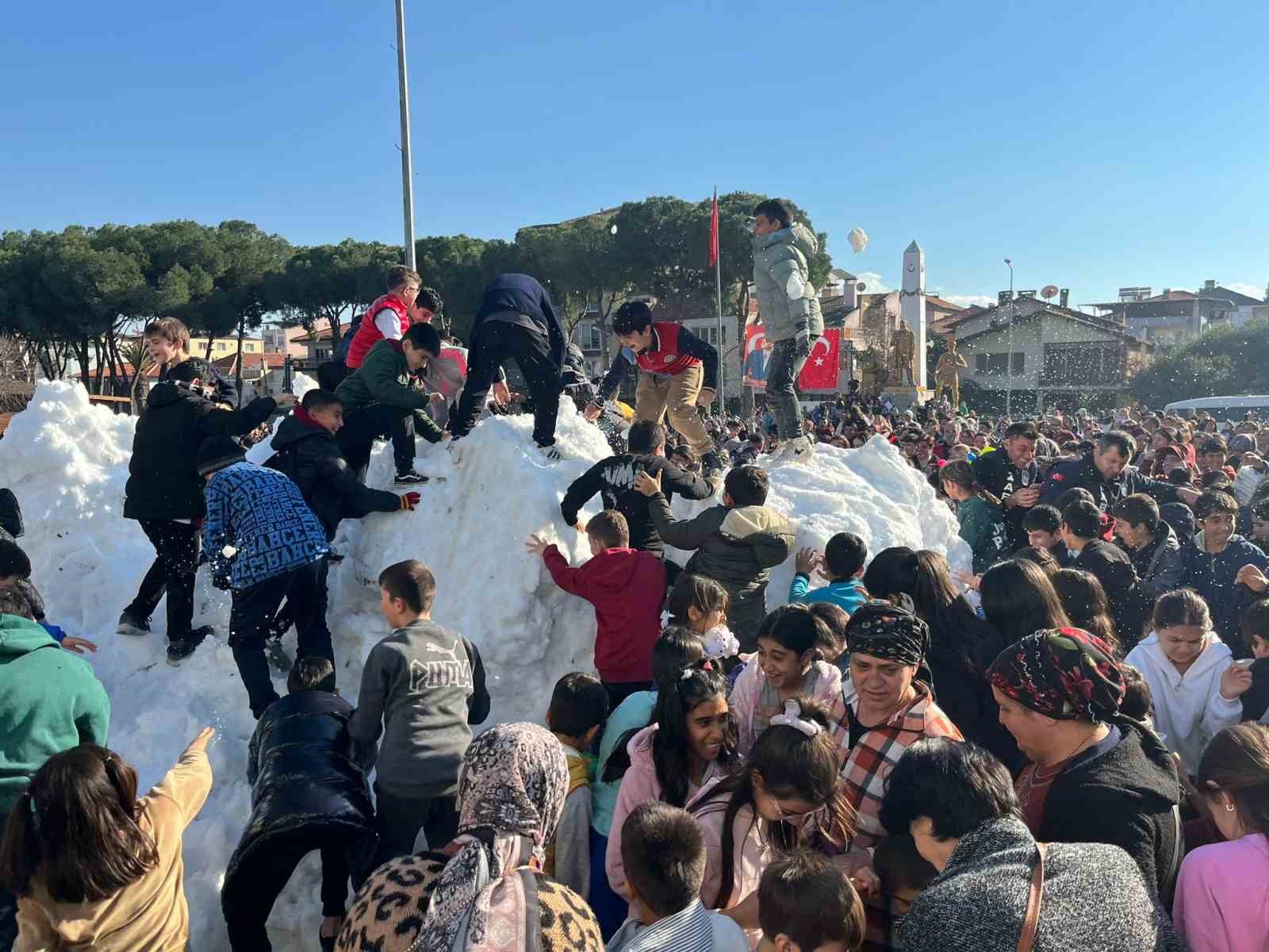 Germencik Belediyesi’nden karnelerini alan çocuklara "kar" sürprizi