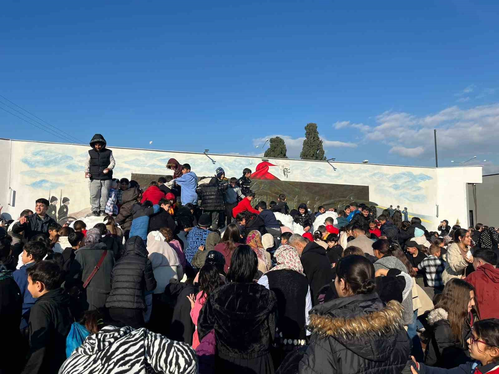 Germencik Belediyesi&rsquo;nden karnelerini alan &ccedil;ocuklara "kar" s&uuml;rprizi
