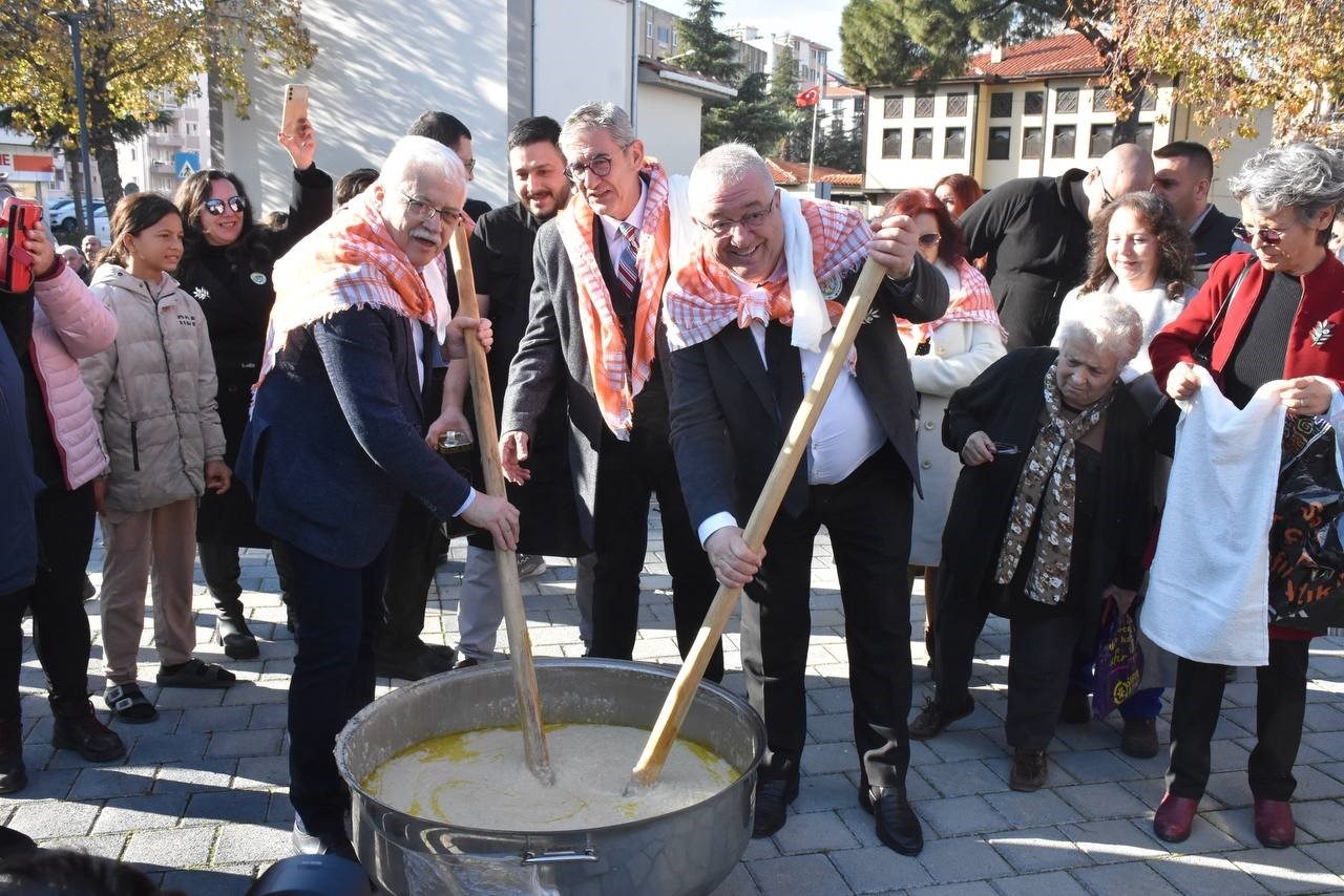 Edremit&rsquo;te "Geleneksel Zeytin Hasat Sonu Meci Şenliği" coşkuyla başladı
