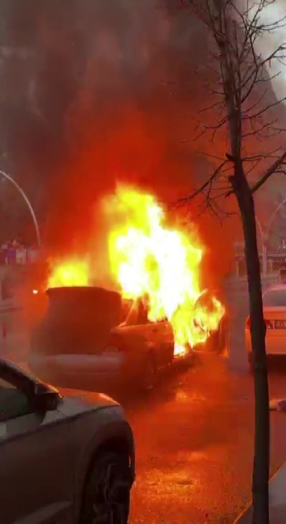 Amasya&rsquo;da otomobil alev alev yandı, patlamalar korkuttu
