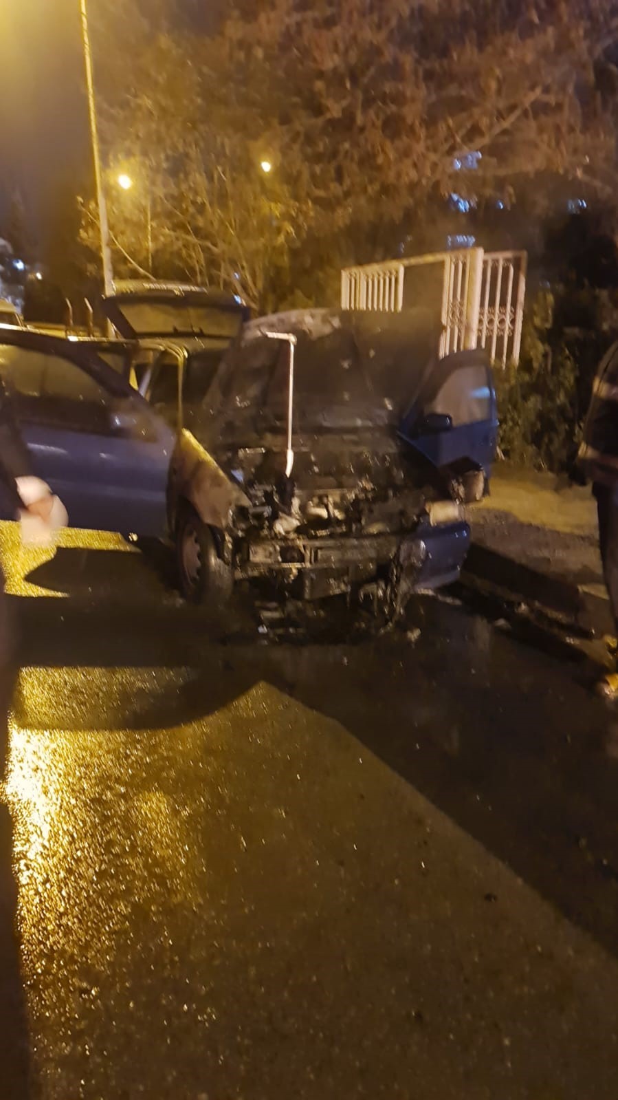 Batman’da park halindeyken yanan otomobil kullanılamaz hale geldi