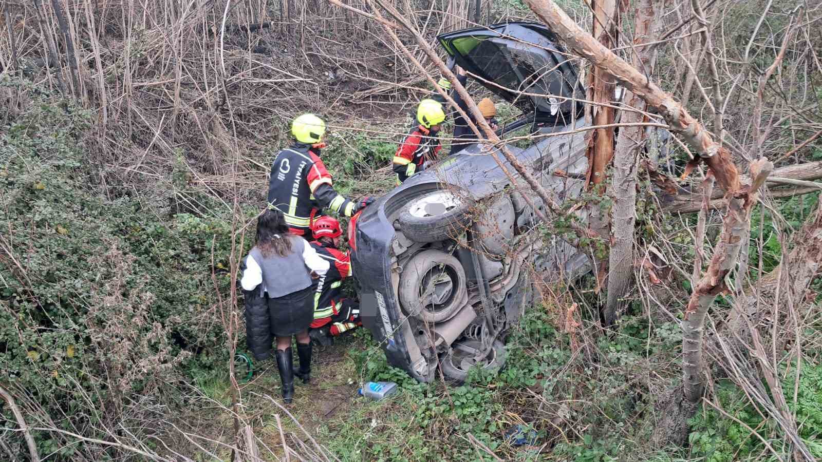 Balıkesir’de otomobil şarampole uçtu: Anne ve kızı yaralandı