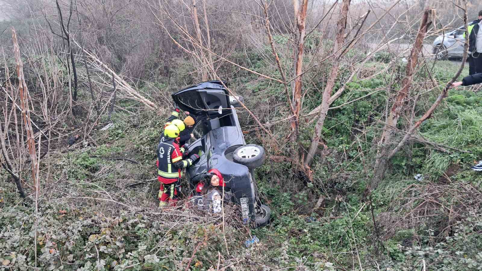 Balıkesir&rsquo;de otomobil şarampole u&ccedil;tu: Anne ve kızı yaralandı
