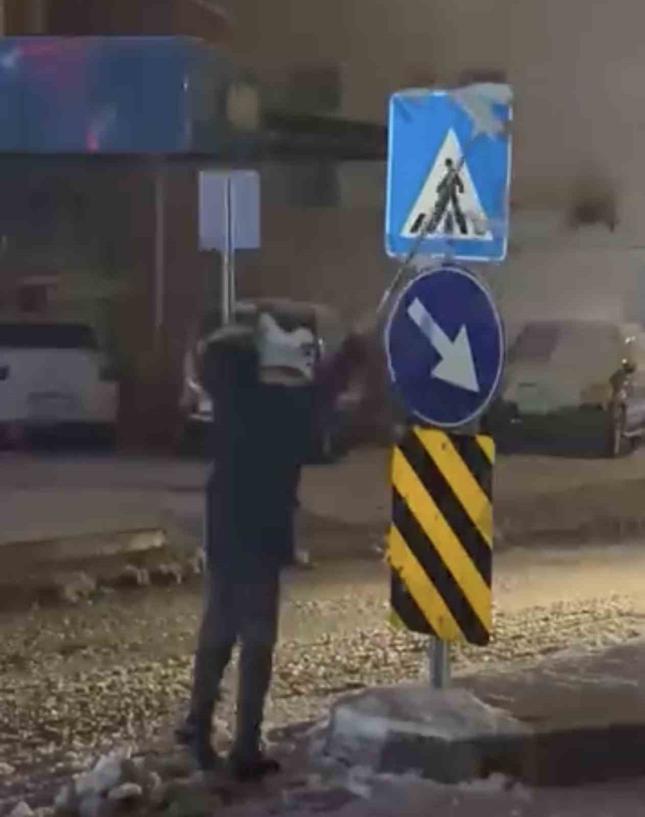 Trafik levhalarını temizleyen duyarlı &ouml;ğrenciye karne g&uuml;n&uuml; anlamlı ziyaret
