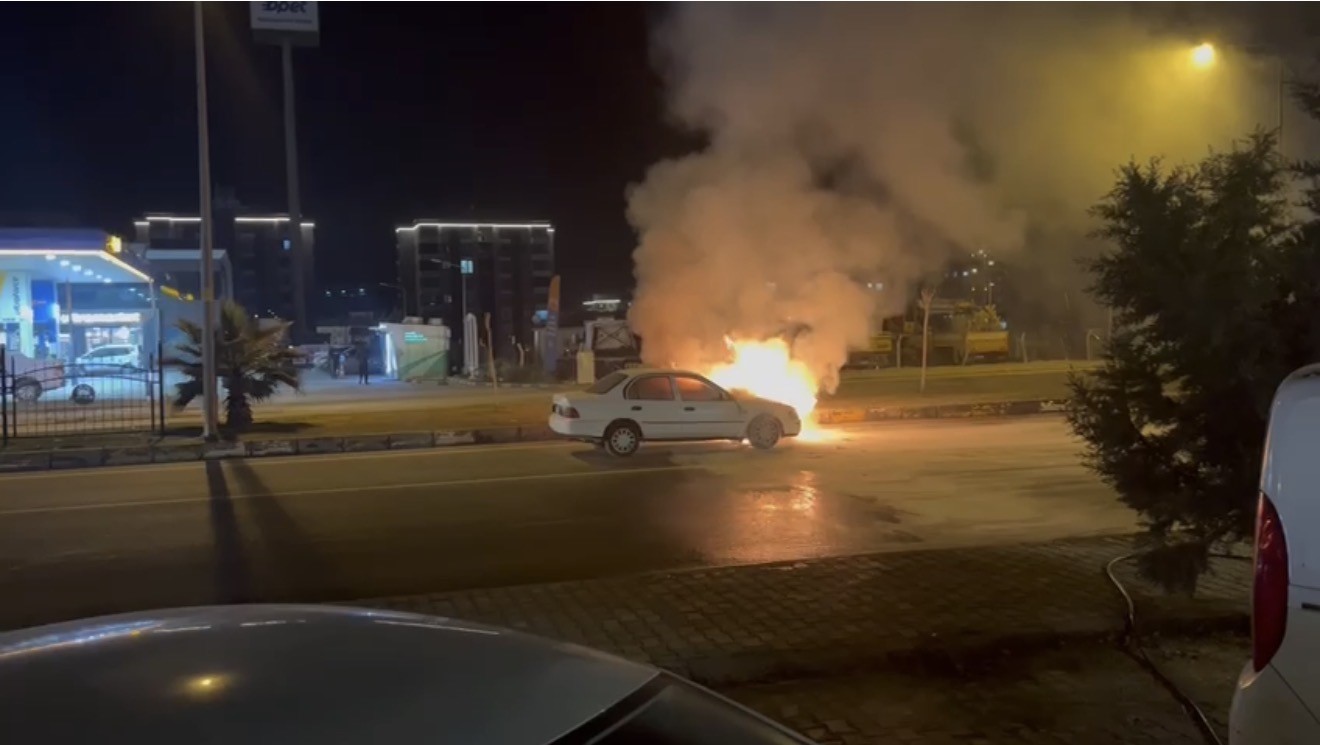 Seyir halindeki otomobil alev topuna d&ouml;nd&uuml;
