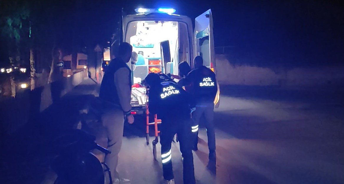 Ağaca çarpan motosikletli yaralandı, alkollü olduğu tespit edilince para cezası kesildi