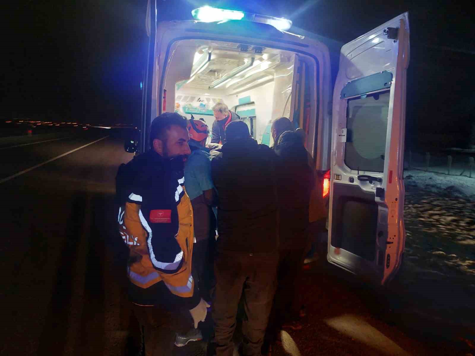 Bing&ouml;l&rsquo;de otomobil domuz s&uuml;r&uuml;s&uuml;ne &ccedil;arptı: 3 yaralı
