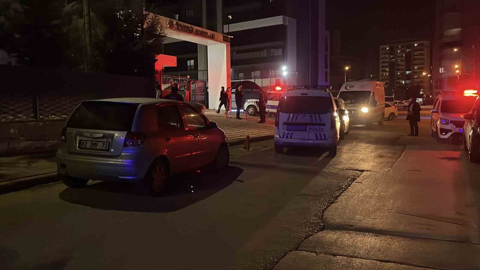 Kız kardeşini &ouml;ld&uuml;rd&uuml;, annesini ağır yaralayıp intihar etti
