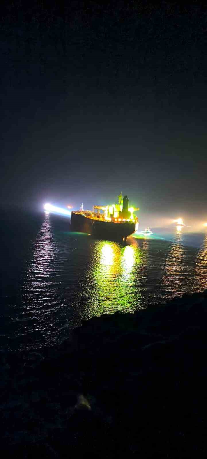 Bozcaada&rsquo;da karaya oturan tanker 12 g&uuml;n sonra kurtarıldı
