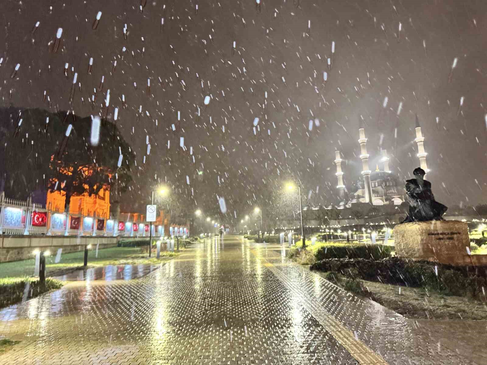 Edirne&rsquo;de kar yağışı etkili oluyor
