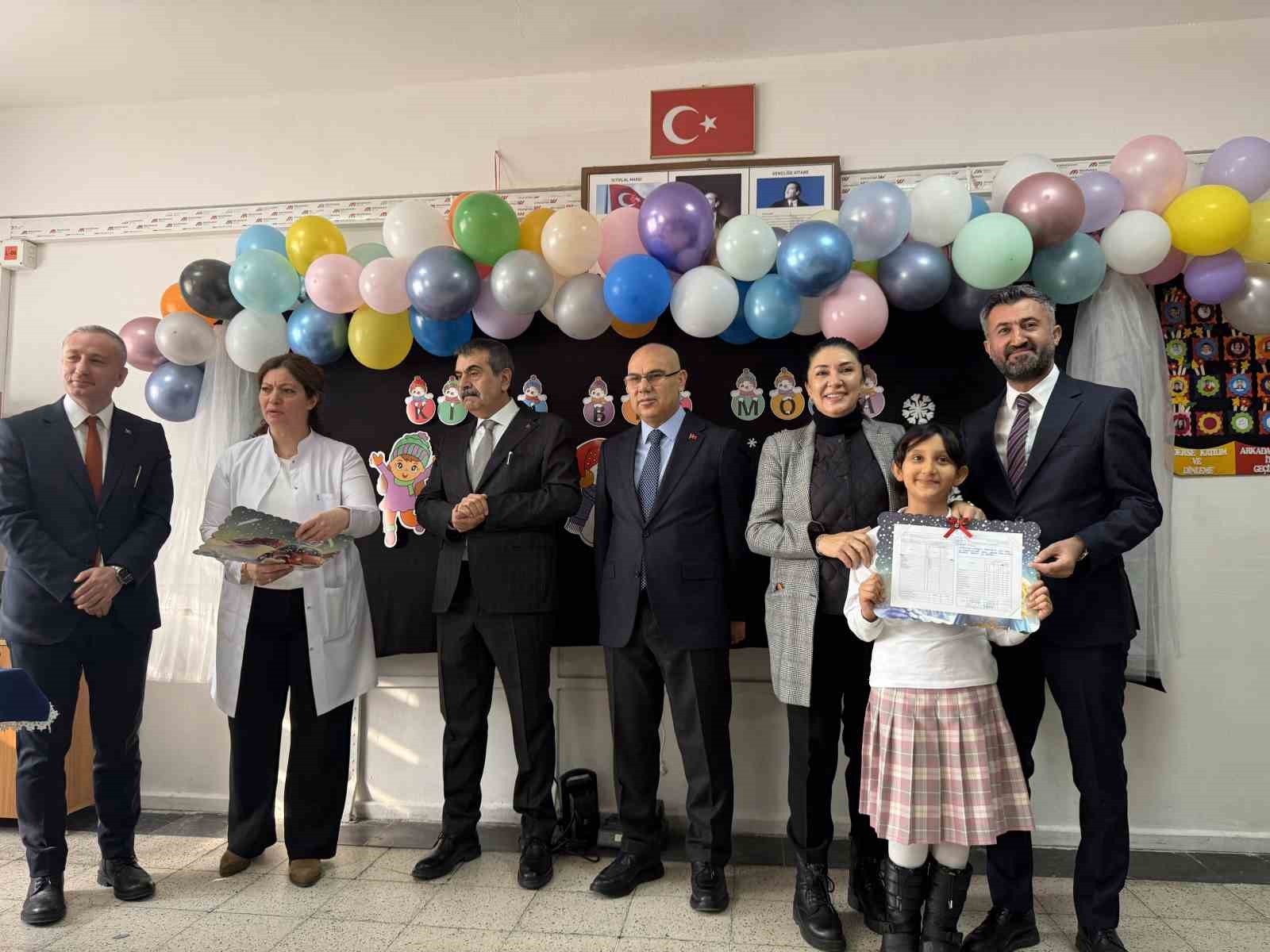 Bakan Tekin, Ağrı&rsquo;da &ouml;ğrencilerin karne heyecanına ortak oldu
