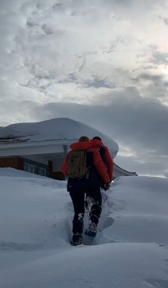 AFAD ekipleri yoğun kar altında 4 saat y&uuml;r&uuml;yerek aileye ulaştı
