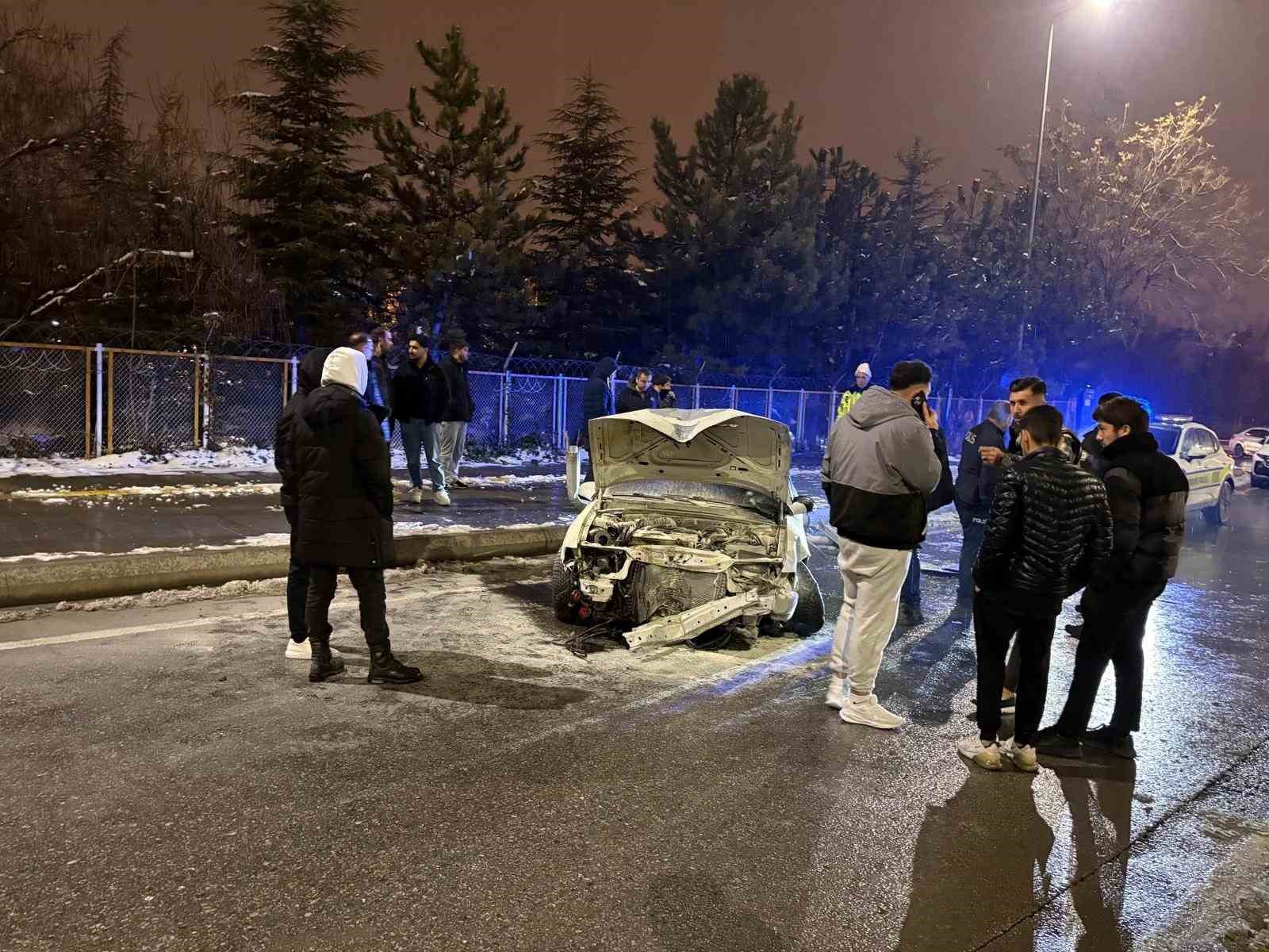 Pert olan otomobilden burnu kanamadan &ccedil;ıktı
