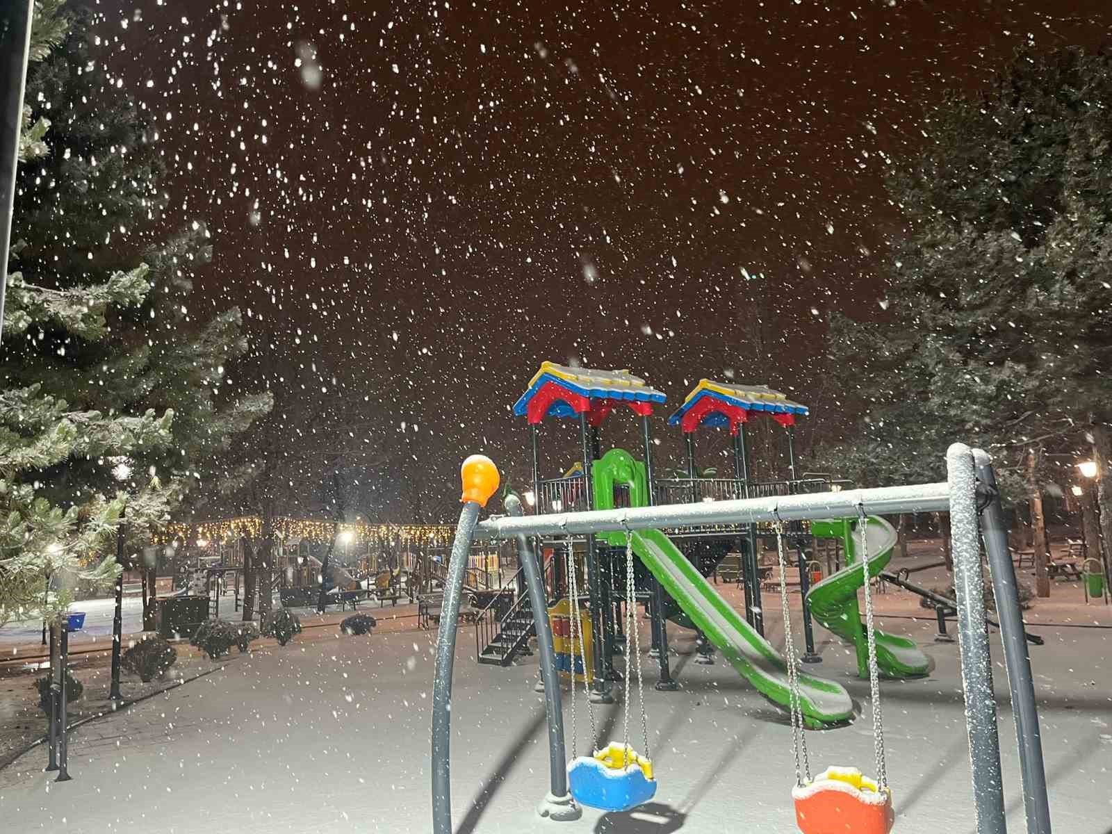 Ankara&rsquo;da gece saatlerinde kar yağışı etkili oldu
