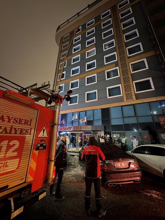 Otel bodrumunda &ccedil;ıkan yangın paniğe neden oldu
