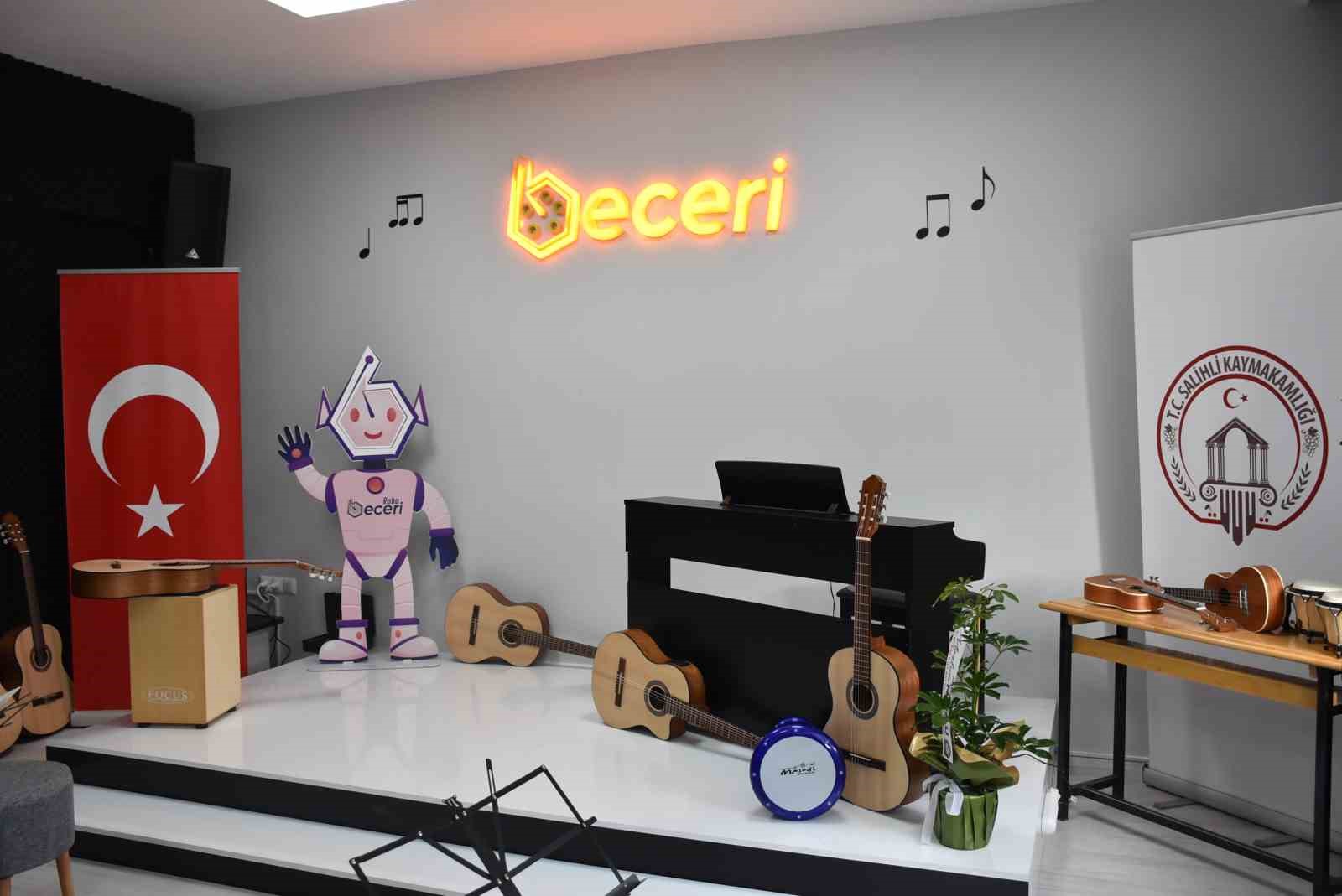 Salihli&rsquo;de m&uuml;zik sınıfı a&ccedil;ıldı
