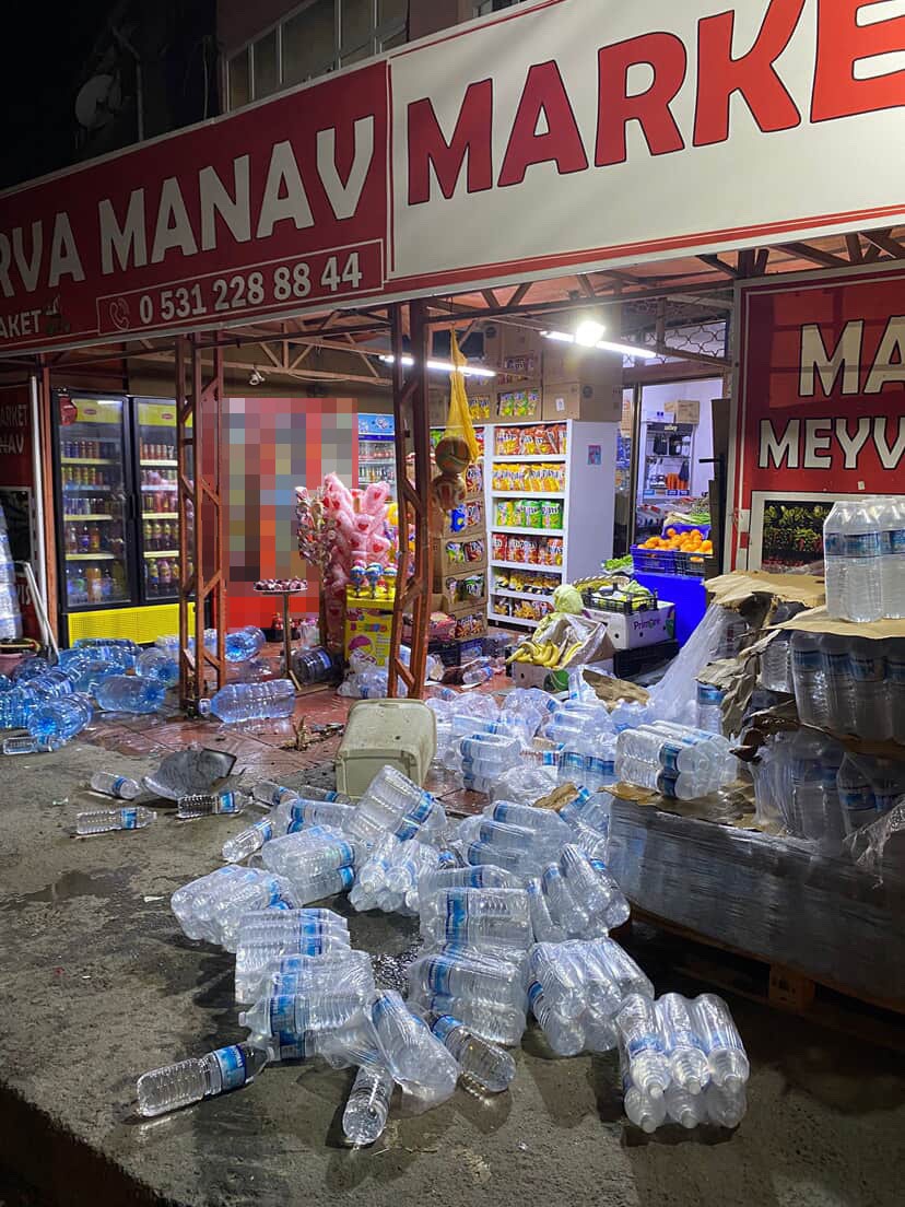 Arnavutköy’de kontrolden çıkan minibüs markete daldı: Olası facia ucuz atlatıldı