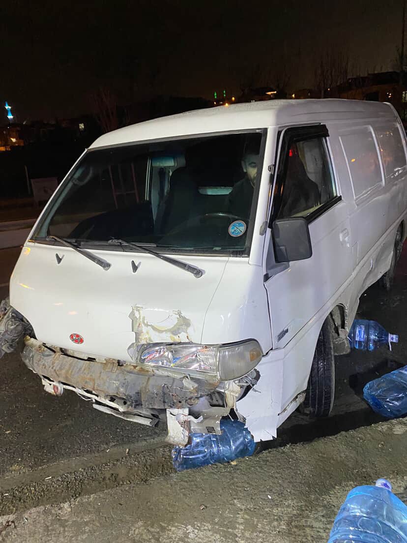 Arnavutköy’de kontrolden çıkan minibüs markete daldı: Olası facia ucuz atlatıldı