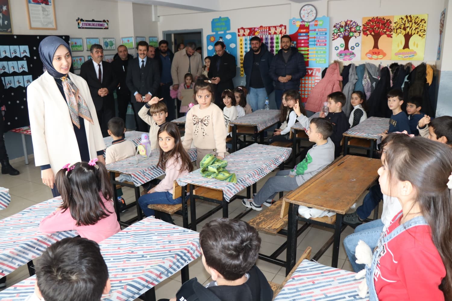 Tercan&rsquo;da &ouml;ğrencilerin yarıyıl karne sevinci
