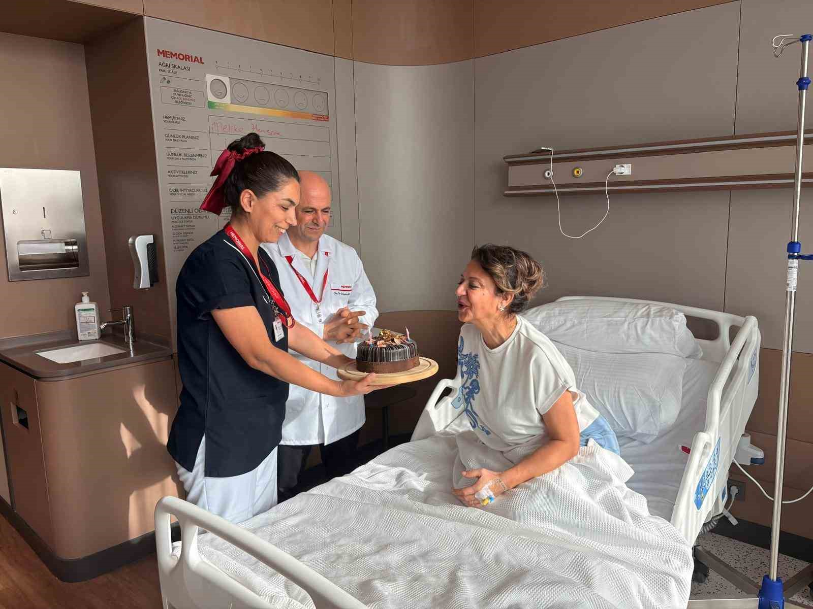 Bir yıl yutma mücadelesi veren doktor, doğum günü pastasını yutabilmenin mutluluğunu yaşadı