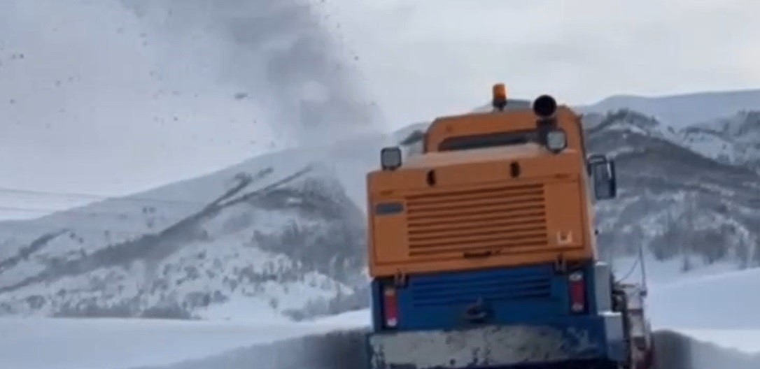 Bitlis&rsquo;te k&ouml;y yolları i&ccedil;in kar seferberliği
