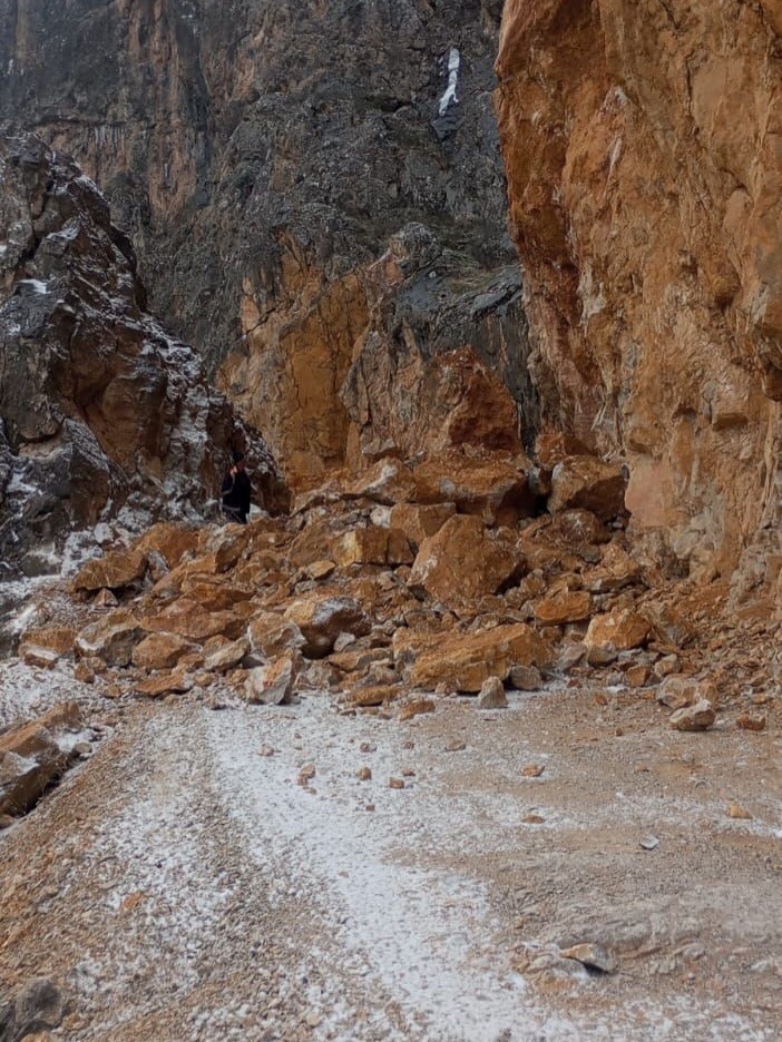 Kemaliye’de Taş Yolu geçici olarak trafiğe kapatıldı
