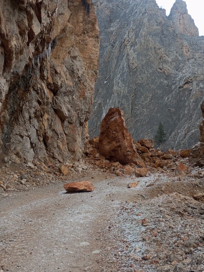 Kemaliye&rsquo;de Taş Yolu ge&ccedil;ici olarak trafiğe kapatıldı
