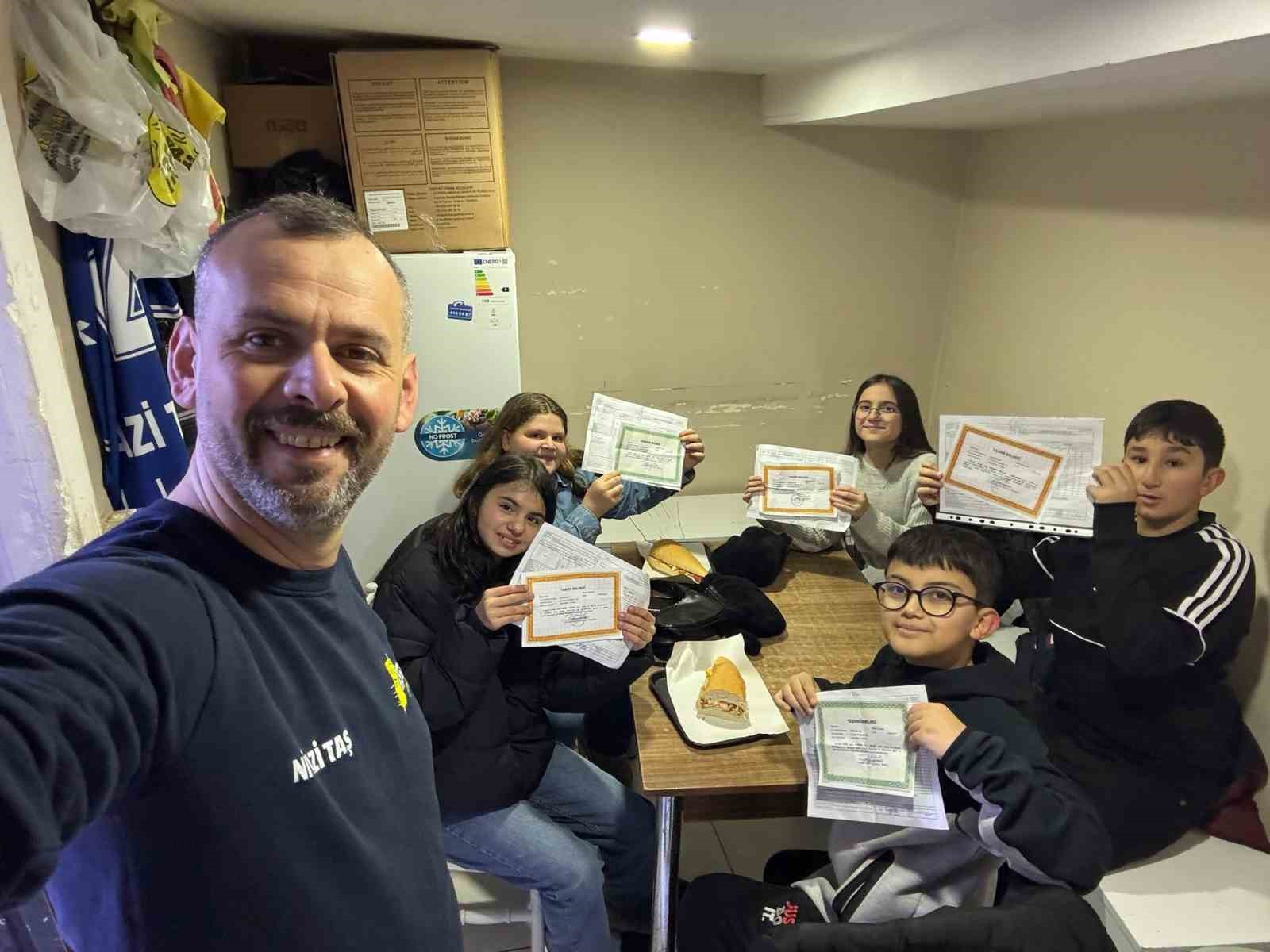 Takdir ve teşekkür belgesi getiren dönerle döndü