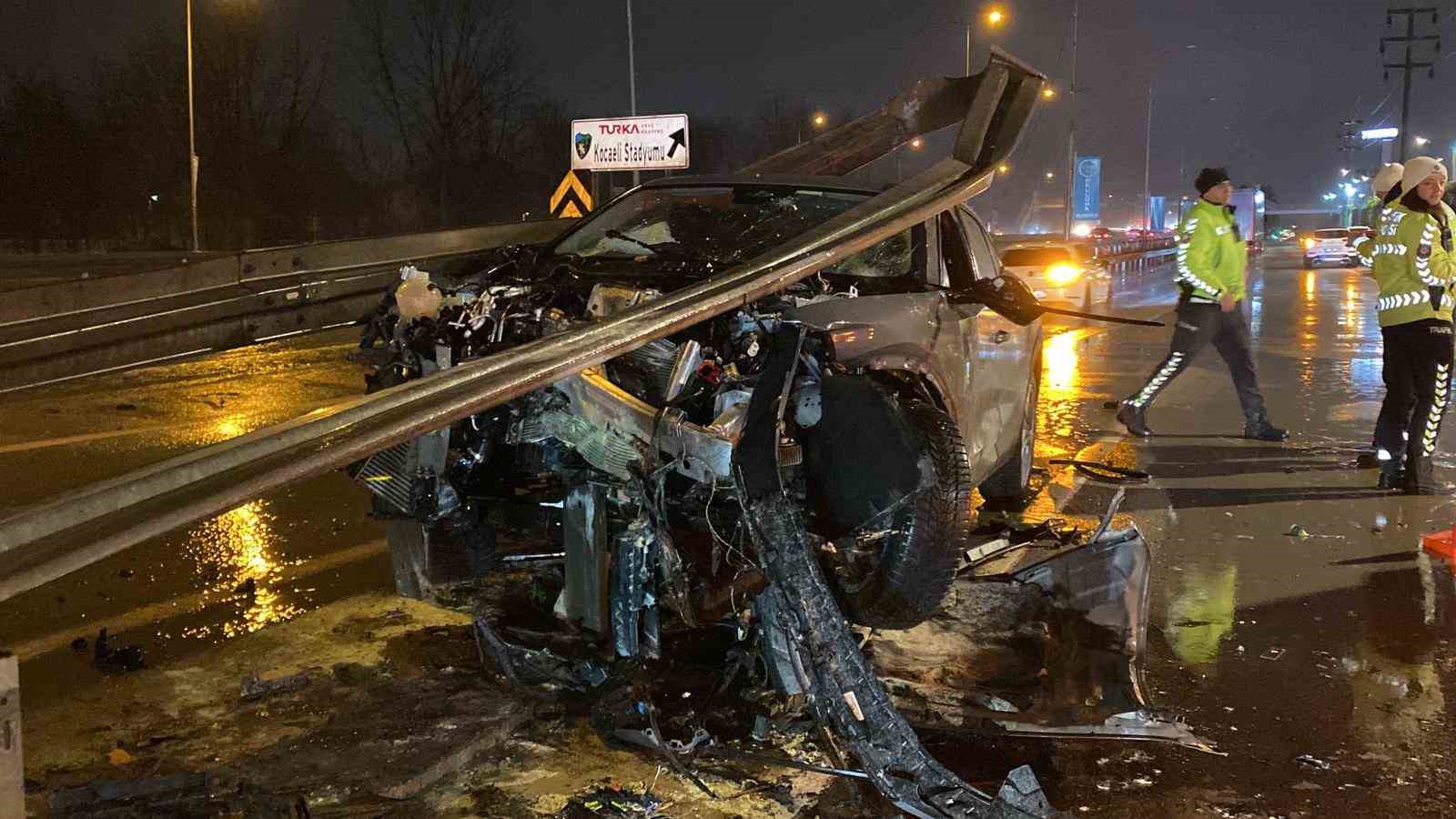 Ters yönden yola giren otomobil bariyerleri biçti: 1 yaralı