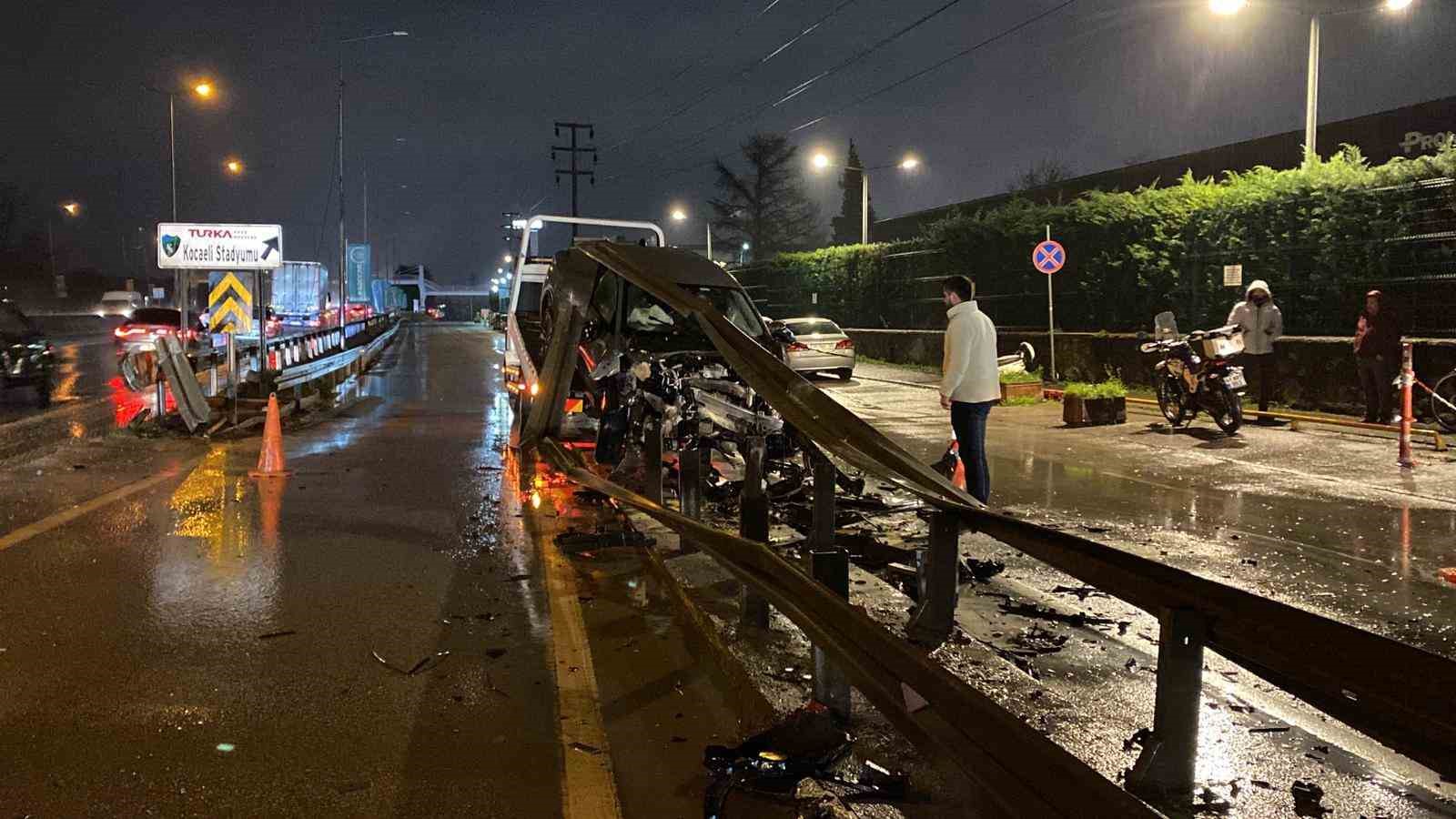 Ters y&ouml;nden yola giren otomobil bariyerleri bi&ccedil;ti: 1 yaralı
