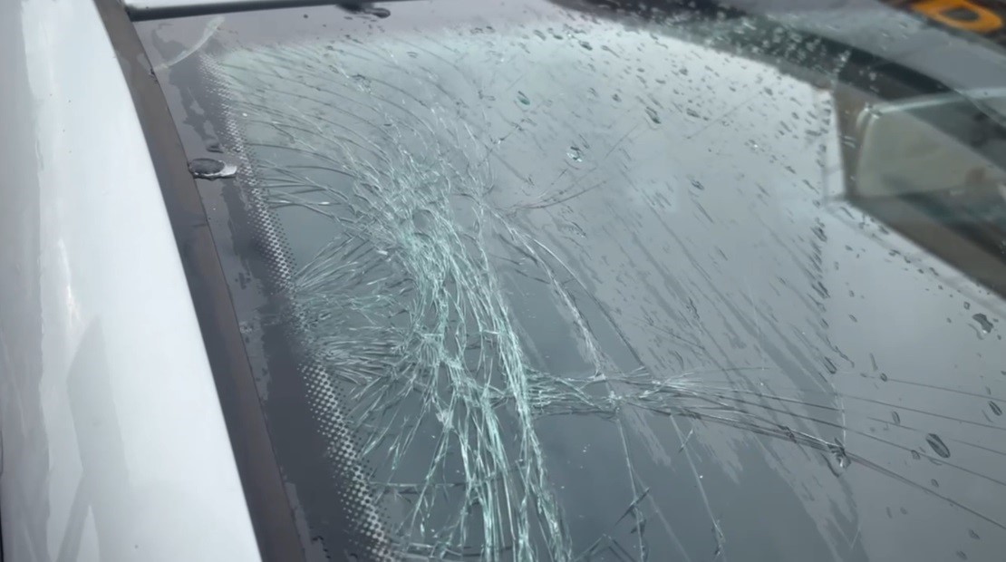 Erzincan&rsquo;da su tahliye borusu park halindeki aracın &uuml;zerine d&uuml;şt&uuml;
