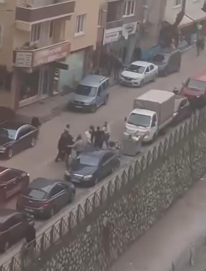 Bursa&rsquo;da yol ortasında kavga trafiği kilitledi