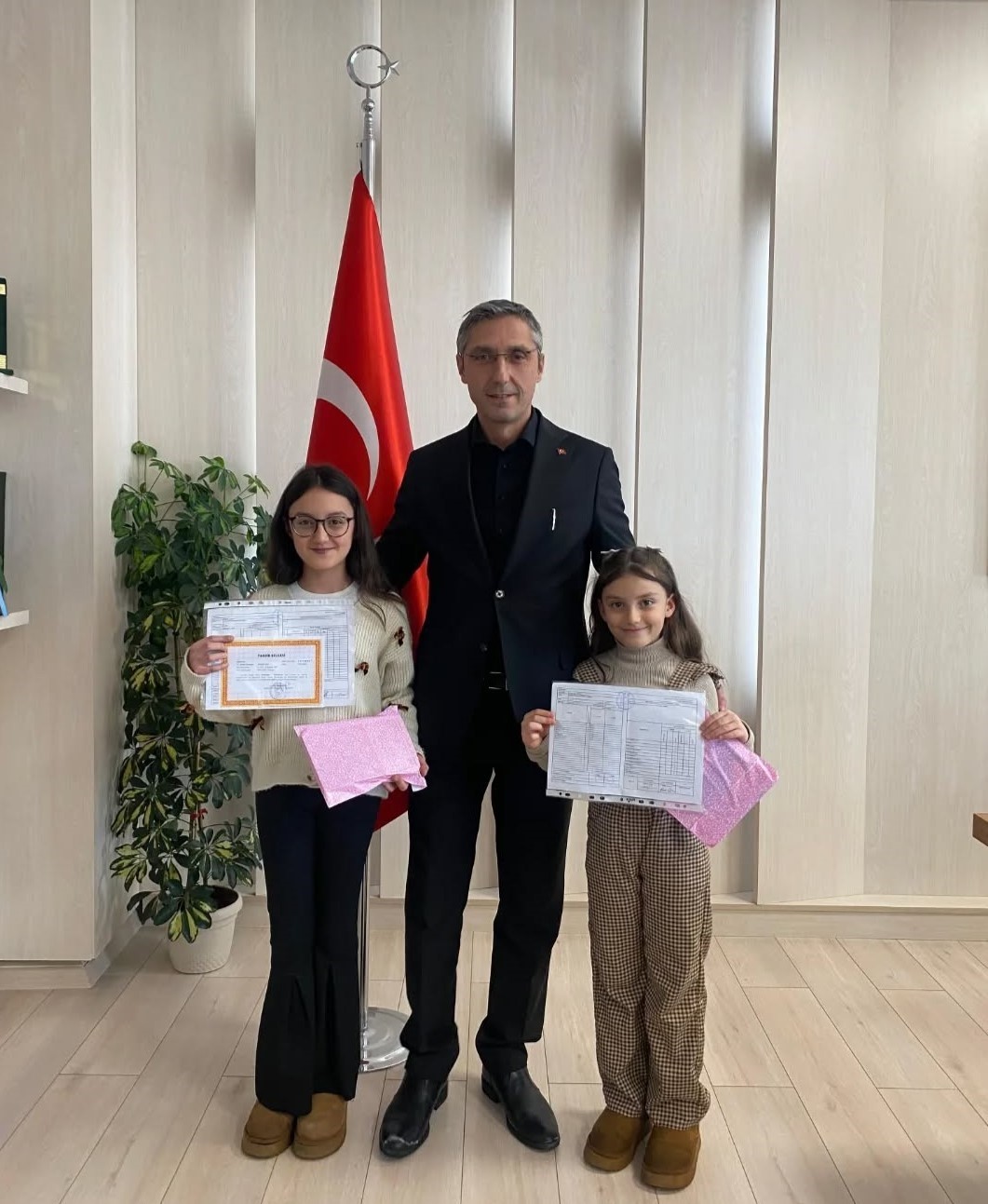 Evde eğitim alan &ouml;ğrenciler karnelerini Kahraman&rsquo;dan aldı
