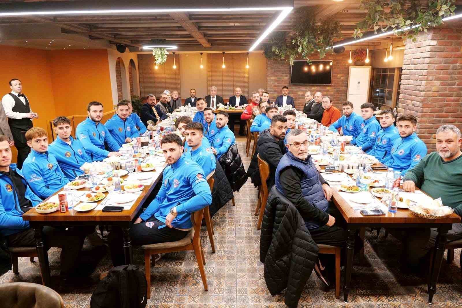 AK Parti Eskişehir İl Başkanı Albayrak&rsquo;tan Demirspor&rsquo;a moral yemeği
