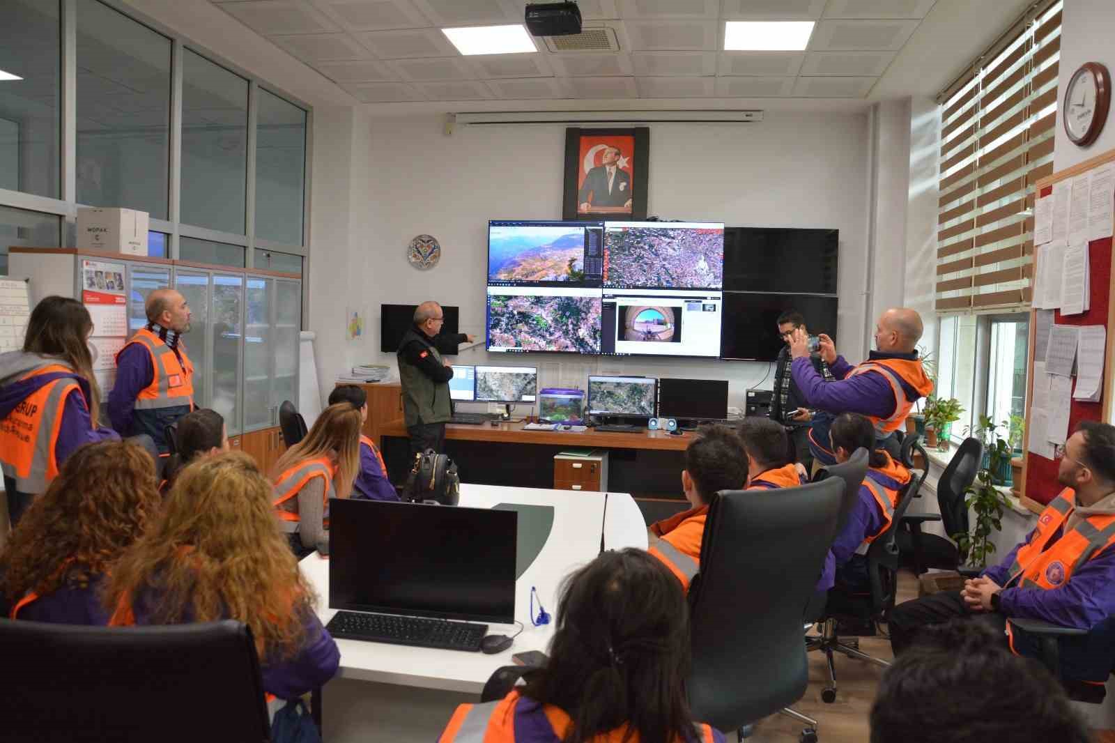 K&uuml;tahya&rsquo;da arama kurtarma g&ouml;n&uuml;ll&uuml;lerine orman yangınlarına m&uuml;dahale eğitimi
