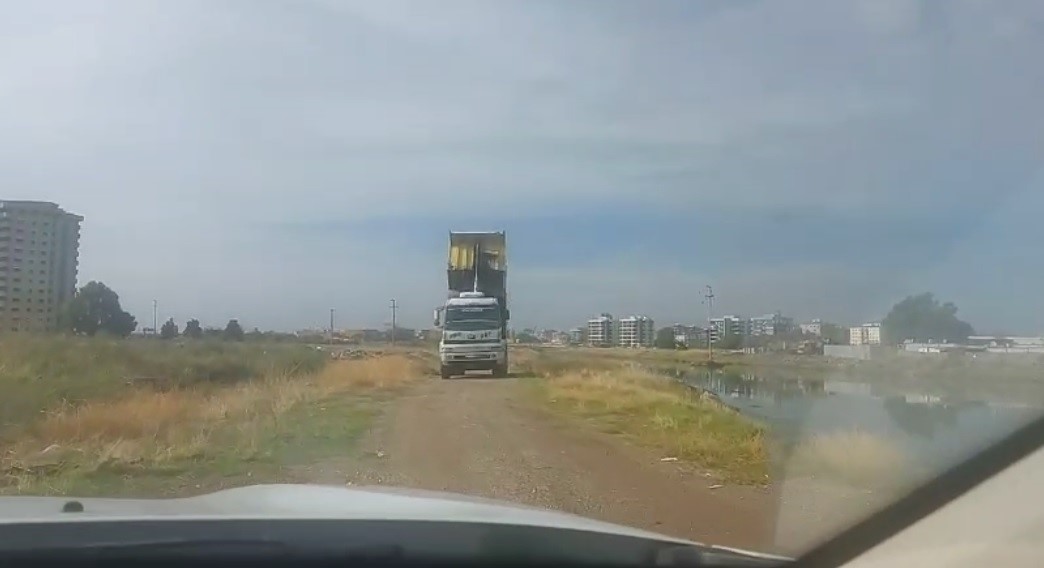 Hem kaçak moloz döktü, hem ehliyetsiz, hem de polise direndi