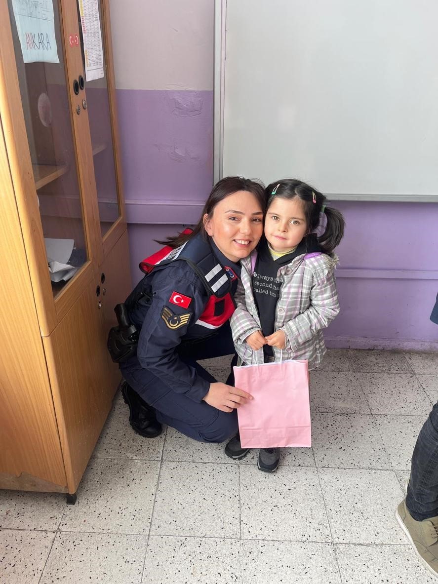 Sivas&rsquo;ta jandarmadan &ouml;ğrencilere karne s&uuml;rprizi
