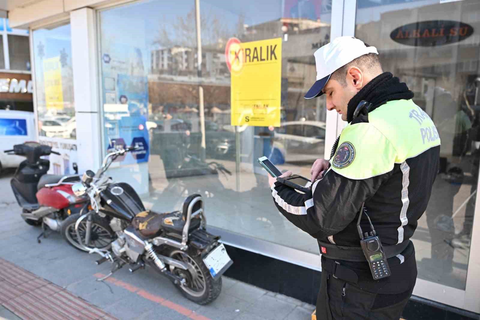 Manisa&rsquo;da polis ve zabıtadan yaya g&uuml;venliği i&ccedil;in sıkı denetim
