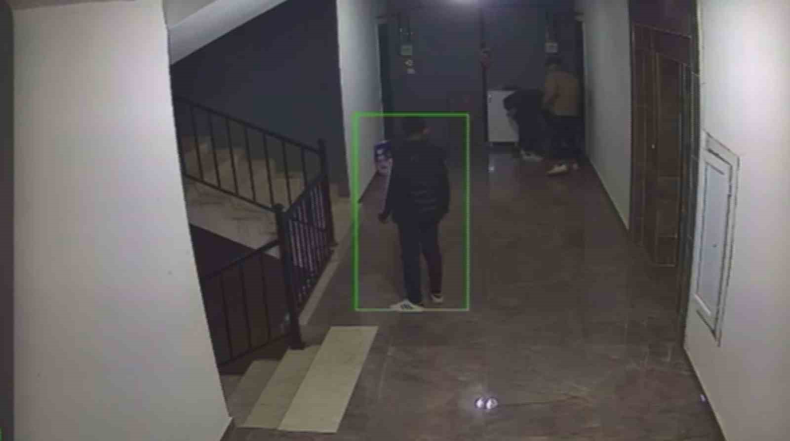 Daire &ouml;n&uuml;ndeki ayakkabıları &ccedil;aldılar
