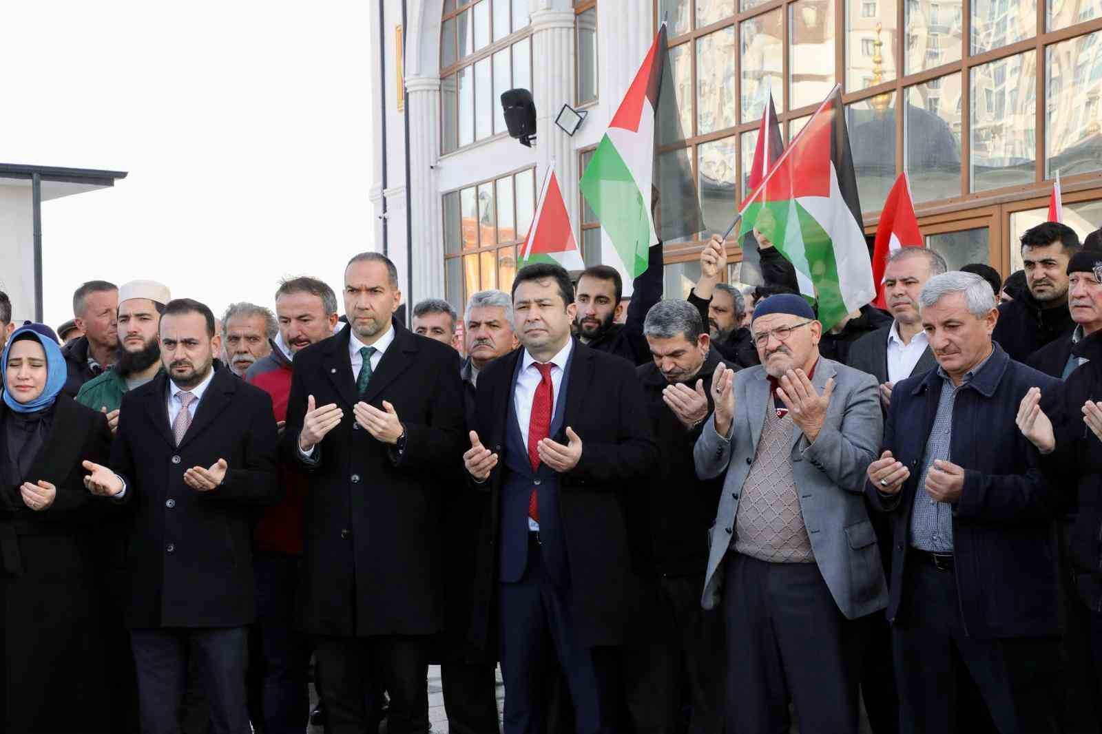 Gazze i&ccedil;in tek y&uuml;rek olan Niğde&rsquo;den yardım tırı yola &ccedil;ıktı

