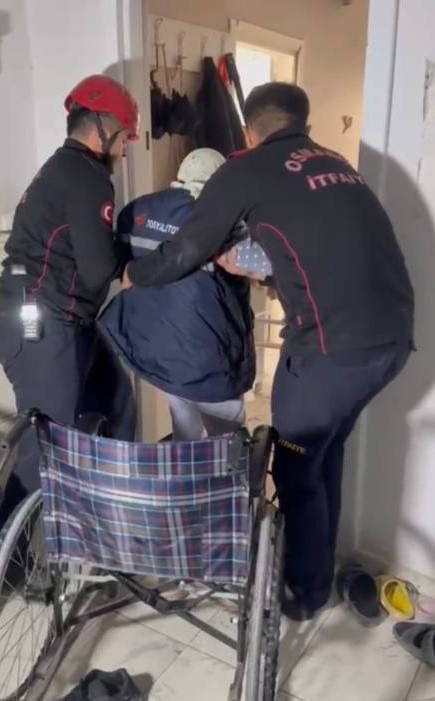 Asans&ouml;r devre dışı kaldı, itfaiye yaşlı kadını evine taşıdı
