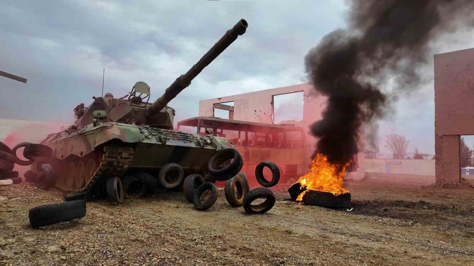 Vatan savunmasının kahramanları zorlu eğitimlerden geçiyor
