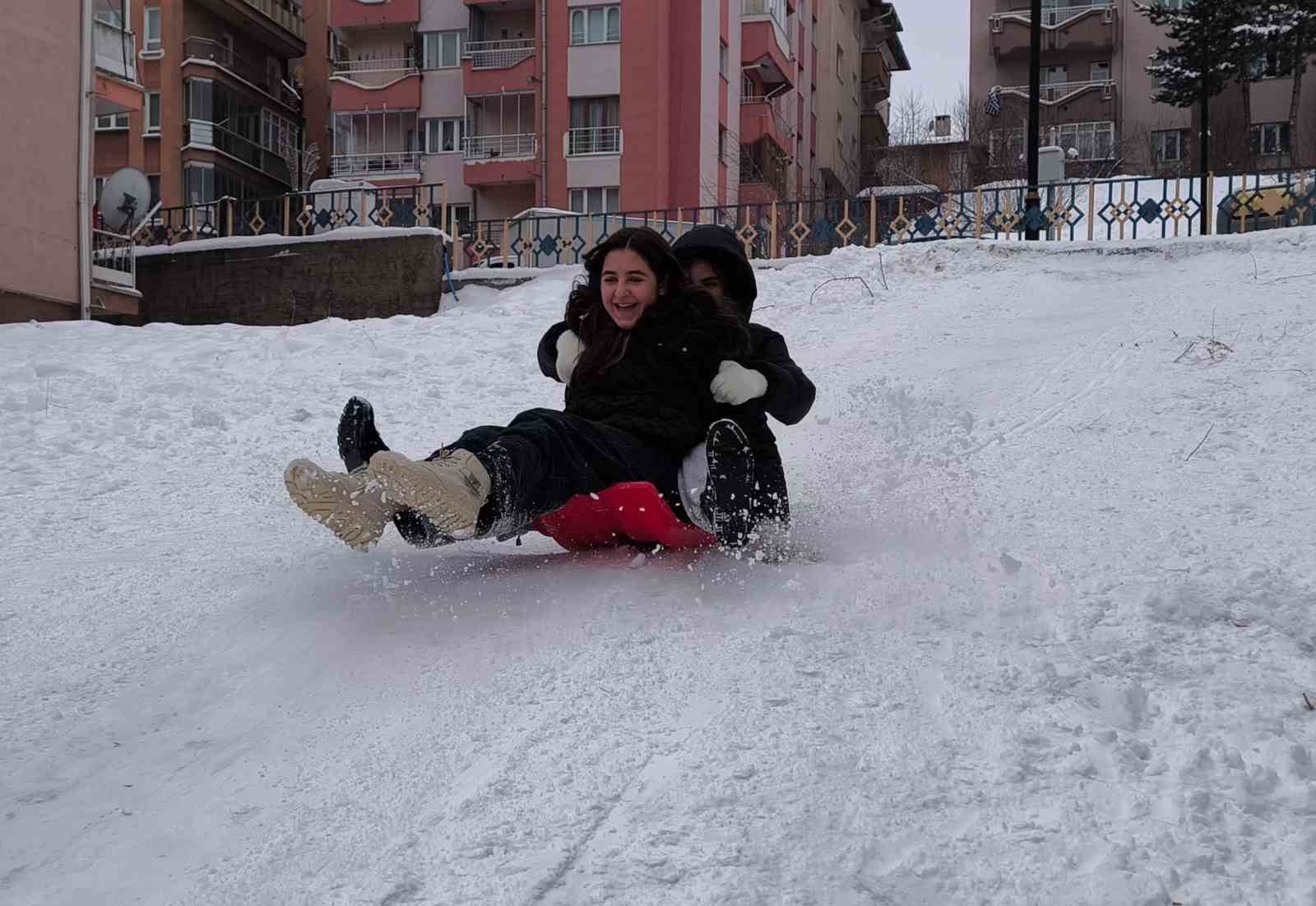 Karne tatili kar sevincine d&ouml;n&uuml;şt&uuml;
