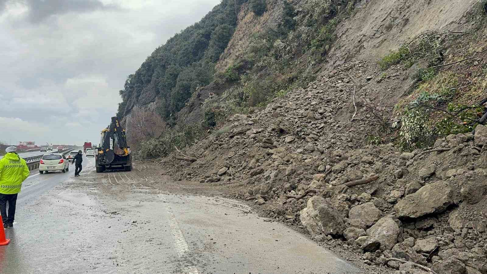 Heyelan kara yolunu kapattı, otomobilde maddi hasar meydana geldi
