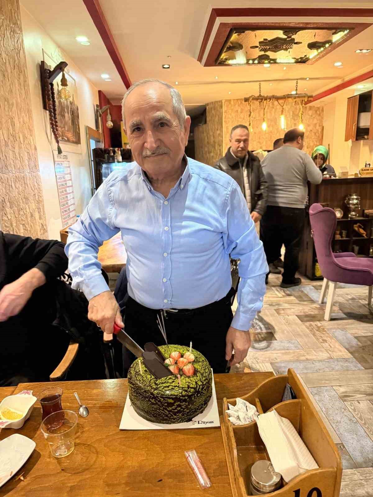 Mesai arkadaşlarından 40 yıllık sağlık &ccedil;alışanına vefa
